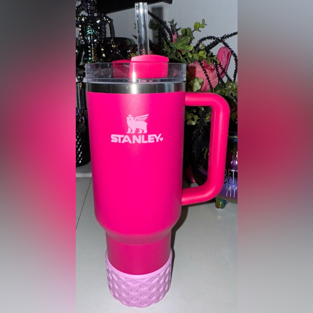 Stanley Cosmo Pink Valentine’s Day 40 oz Stainless Steel H2.0 Quencher Tumbler